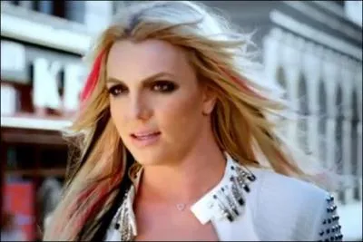 Je suis une femme blonde (chanteuse) et je suis américaine. Regardez la photo et vous trouverez que je suis...