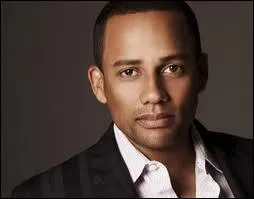 Quel était la fonction de Sheldon Hawkes dans la saison 1 ?