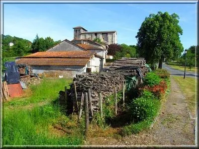 Le département de la Dordogne n'est pas limitrophe de celui :