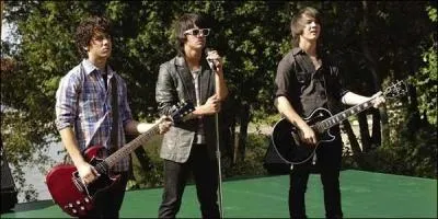 Cette chanson est interprétée par les Jonas Brothers, juste avant de découvrir la vraie identité de Mitchie dans le film. De quelle chanson provient ce clip ?