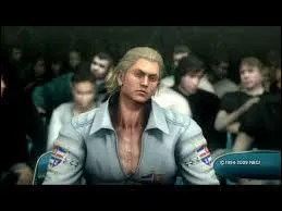 Quelle est la technique qu'effectue Steve quand on appuie simultanément sur carré, triangle et gauche ?