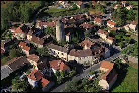 Nous survolons le village Lotois de Nuzéjouls. Nous sommes dans le ciel de la région ...