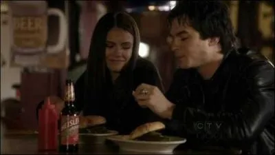 Où Damon emmène-t-il Elena après son accident ?