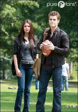 Où Elena et Stefan trouvent-ils le grimoire d'Emily ?