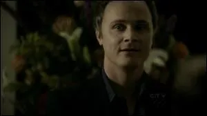 Qui s'est fait enfermer par erreur dans le cabinet de Grayson Gilbert avec les autres vampires ?