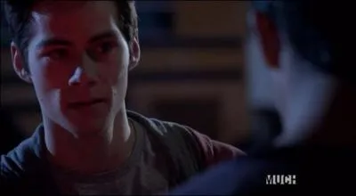 Qu'est-ce que Scott tente de faire avant que Stiles l'en empêche, lorsque leur classe était coincée dans un motel ?