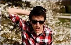 Je suis un YouTuber humoristique, ma vidéo la plus connue est "Quand j'sais pas quoi faire". Qui suis-je ?