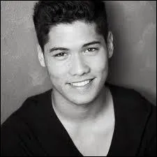 Je suis fan de jeux vidéo, et je tourne parfois des vidéos, accompagné de ma soeur. Qui suis-je ?