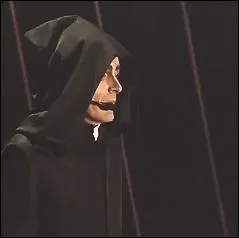 Quelle heure est-il (selon Frollo) quand il se tient devant la cage dans laquelle se trouve Esméralda (un matin tu dansais) ?
