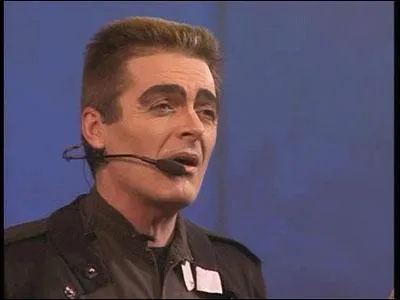 Lors de la dernière chanson (Le temps des cathédrales, où tout le monde chante), Frollo (Daniel Lavoie) se trouve :