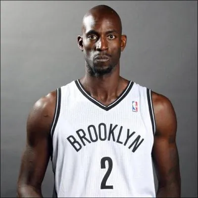 Combien mesure Kevin Garnett ?