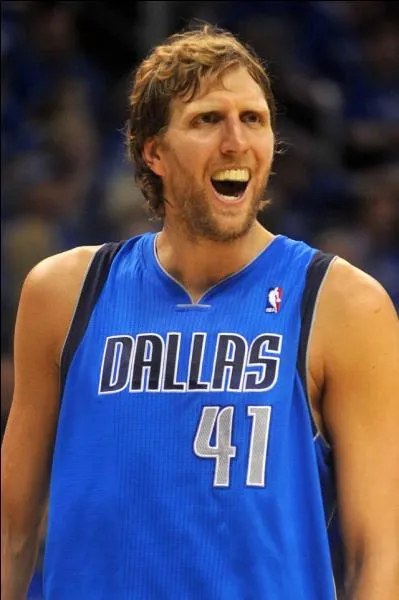 Combien mesure Dirk Nowtzki ?