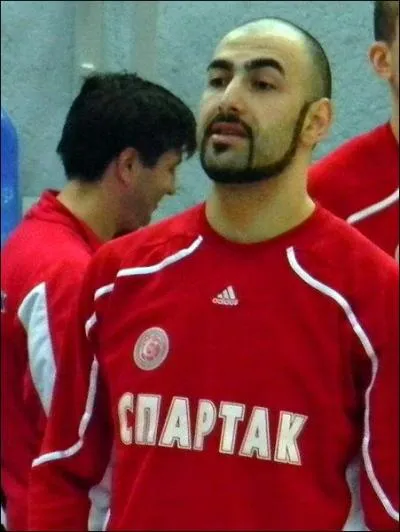 Qui est ce basketteur macédonien ?