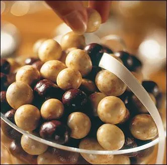 Ces perles méridionales, au chocolat et pâte d'amandes, abritent un cur d'agrumes confits (orange ou citron). Ce sont les 'Perles' de :