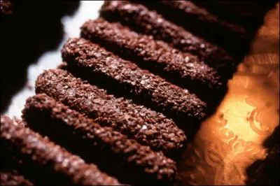 Ces roseaux, en chocolat granulé à l'extérieur, au cur de liqueur (framboise, myrtille, génépi, chartreuse), sont fabriqués non loin des rives du lac le plus pur d'Europe, en Haute-Savoie. Ce sont les 'Roseaux' :