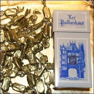 Sept grammes de pur bonheur ! Ce feuilleté praliné enrobé de chocolat noir, caché dans son emballage doré, vous les donnera si vous dégustez une 'Paillardise' de Haute-Normandie :