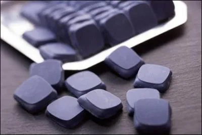 Le 'Quernon d'Ardoise' : nougatine caramélisée aux amandes et aux noisettes enrobée de chocolat bleu rappelle par sa forme et sa couleur les ardoises qui couvrent les maisons de cette ville angevine !