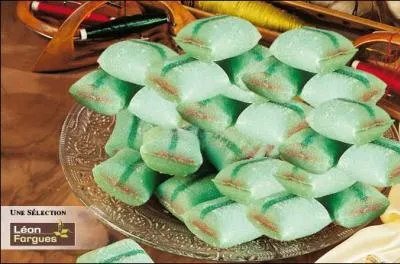 'Coussin' de pâte d'amande candie, vert pâle, fourré d'une ganache de chocolat, parfumé au curaçao !