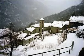 Voici le village Ariégeois de Illier-et-Lamarade sous la neige. Il se situe en région ...