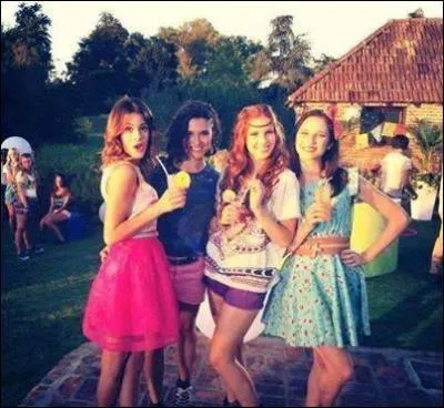 De quelle couleur sont les vêtements pendant la chanson "Ser mejor"?