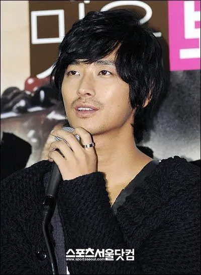 En 2009, l'acteur Joo Ji-Hoon, s'est retrouvé dans un énorme scandale. Suite à cela, il a du faire de la prison, du service communautaire & payer une amende. Qu'a-t-il fait pour être dans un tel pétrin ?