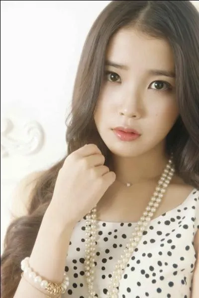 Il y a quelques temps, IU s'est retrouvée dans un scandale suite à la publication d'une photo qu'elle aurait involontairement publiée sur Twitter. La personne avec elle sur la photo est...