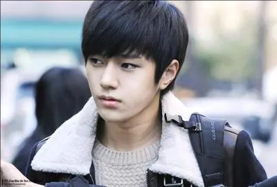 MyungSoo (L), du groupe Infinite, s'est retrouvé dans un scandale en septembre 2013 après que des rumeurs portant sur le fait qu'il soit en couple se soit retrouvées sur le net. Il s'est avéré qu'il était bien en couple avec une jeune Ulzzang (Star du net). C'était...