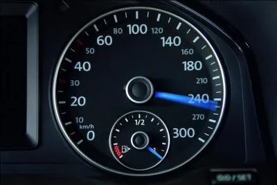 Ce compteur indiquant une vitesse beaucoup trop élevée est celui d'une marque de voitures allemande. [ Ne roulez jamais à cette vitesse ! ]