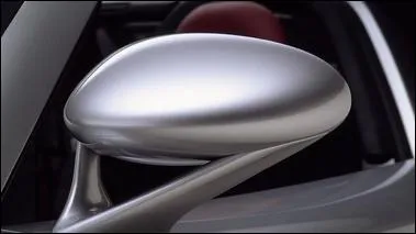 Ce rétroviseur est une particularité de cette marque de voitures allemande sportive.