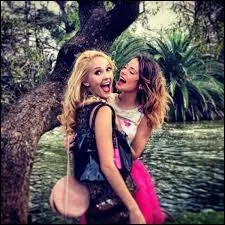 La personne à côté de Tini la connaissez-vous ?