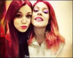 Qui se trouve à côté de Tini sur la photo ?