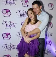 Quelle est cette personne en compagnie de Tini ?