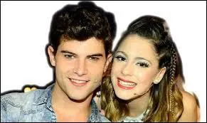 Qui accompagne Tini ?