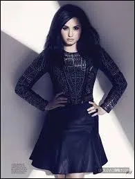 Avec lequel des frères Jonas Demi devient-elle la petite amie ?