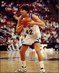 Qui est ce joueur de basket ?