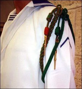 Décorations portées par les militaires ou certains corps civils.