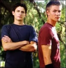 Dans la série "Les Frères Scott", quel sport pratiquent les 2 frères ?