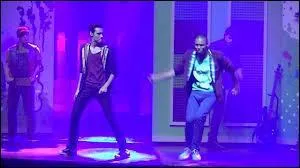 Quelle a été la 1ère chanson interprétée par tous les garçons ?