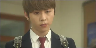 Comment se nomme le groupe dans lequel Yun Seol Chan est le leader ?