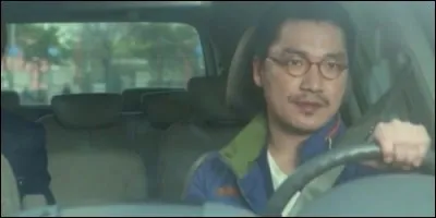 Avec quel objet le manager Hong se ballade-t-il constamment ?