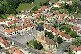 Nous survolons le village Meusien de Seuil-d'Argonne se situe en région ...
