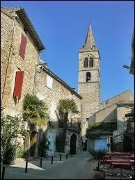 Nous flânons dans le centre du village rhônalpin de Vallon-Pont-d'Arc. Nous sommes dans le département ...