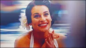 Pourquoi est-elle vêtue de cette manière (maillot de bain) ?