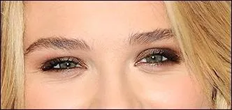 À qui sont ces yeux colorés ?