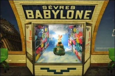 Je ne vous ferai pas l'affront de vous demander le nom de cette chanson, ce serait trop facile, alors que diriez-vous de me donner le nom de l'interprète !