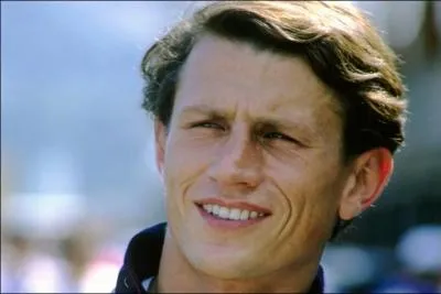 Continuons avec un français, né en 1956 en Hauts de Seine. Il a participé à 21 Grand Prix sans avoir gagné une seule fois.