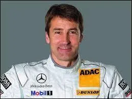 Voici un pilote allemand ayant participé à 34 courses et né en 1964.