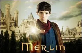 A qui Merlin dévoile-t-il son identité (qu'il est sorcier) ?