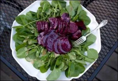 Memère a apporté une salade de son jardin : Pour bien l'exploiter voici une idée décorative d'Hestia : Quelques betteraves au milieu de la salade de ...