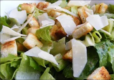 On commence à ne plus avoir faim, mais Yozzi s'est cassé la tête pour préparer une salade romaine surmontée de croûtons, oeufs durs et 
lamelles de parmesan, nous allons donc la déguster avec plaisir :